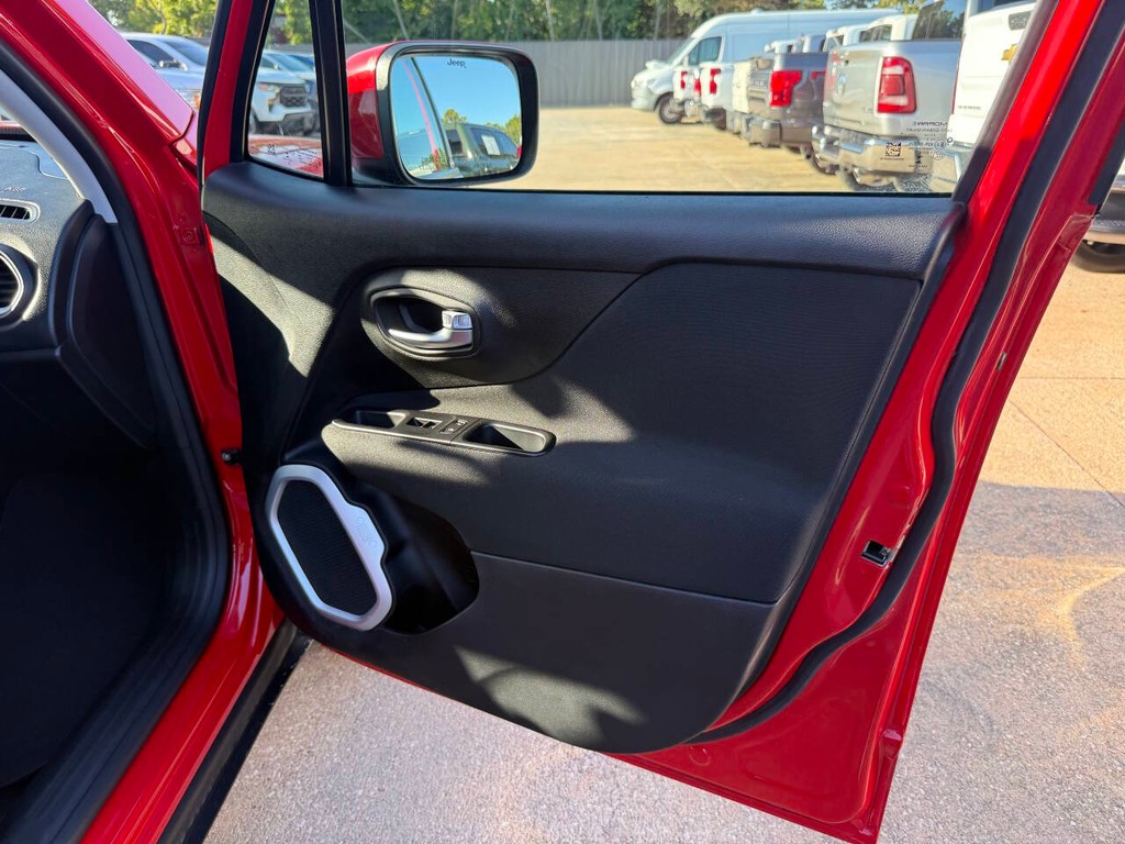 Jeep Renegade Vehicle Full-screen Gallery Image 11