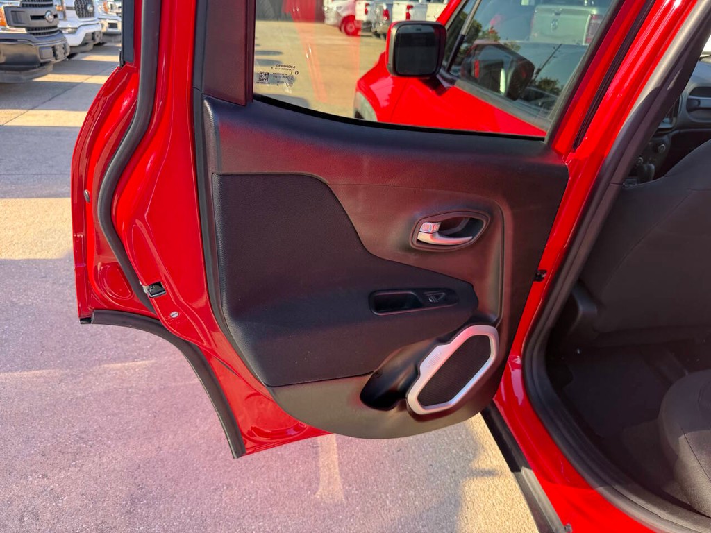 Jeep Renegade Vehicle Full-screen Gallery Image 14