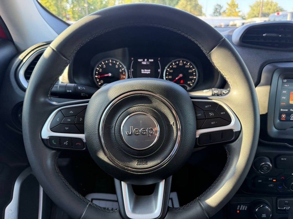 Jeep Renegade Vehicle Full-screen Gallery Image 23