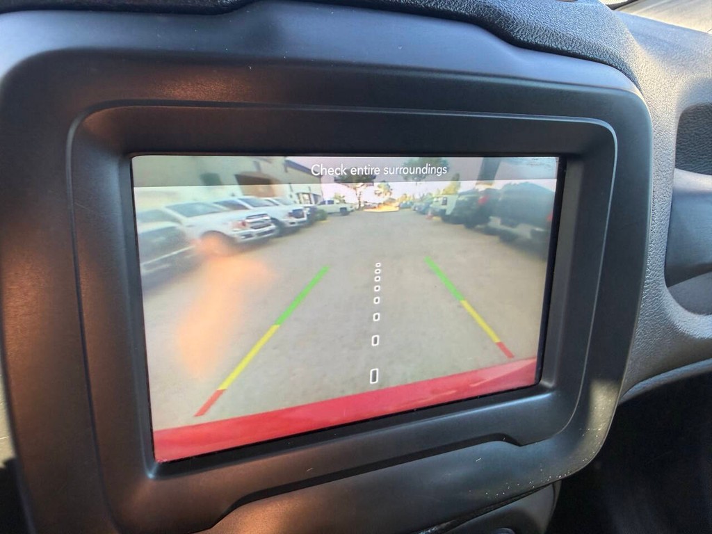 Jeep Renegade Vehicle Full-screen Gallery Image 25