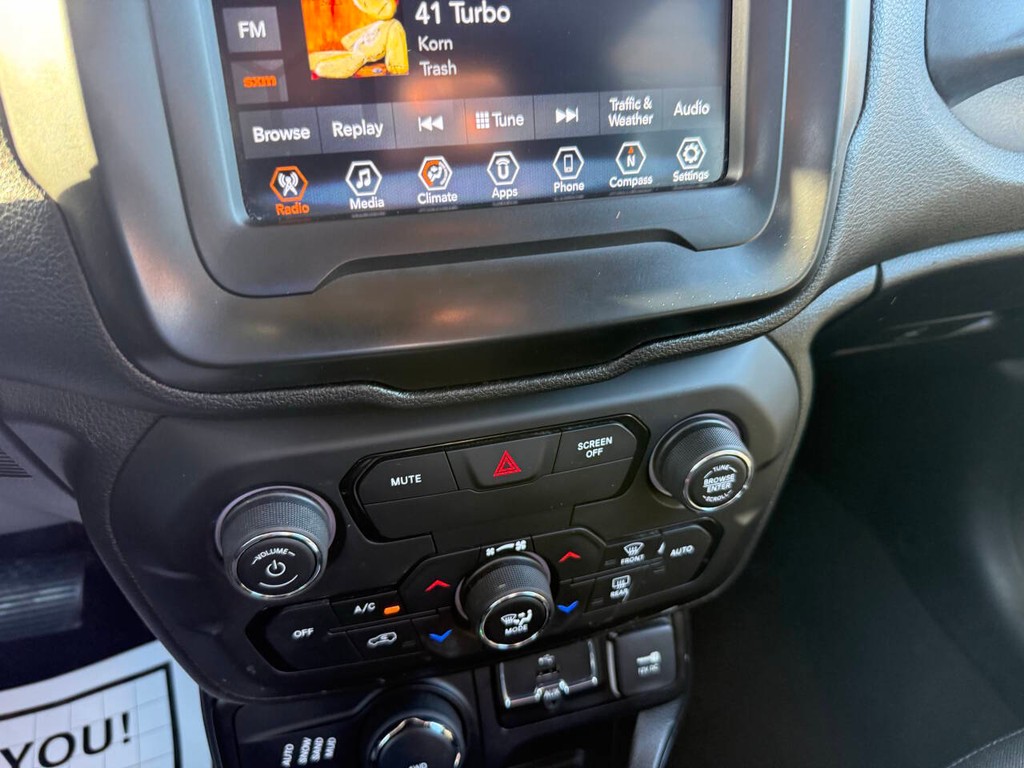 Jeep Renegade Vehicle Full-screen Gallery Image 27
