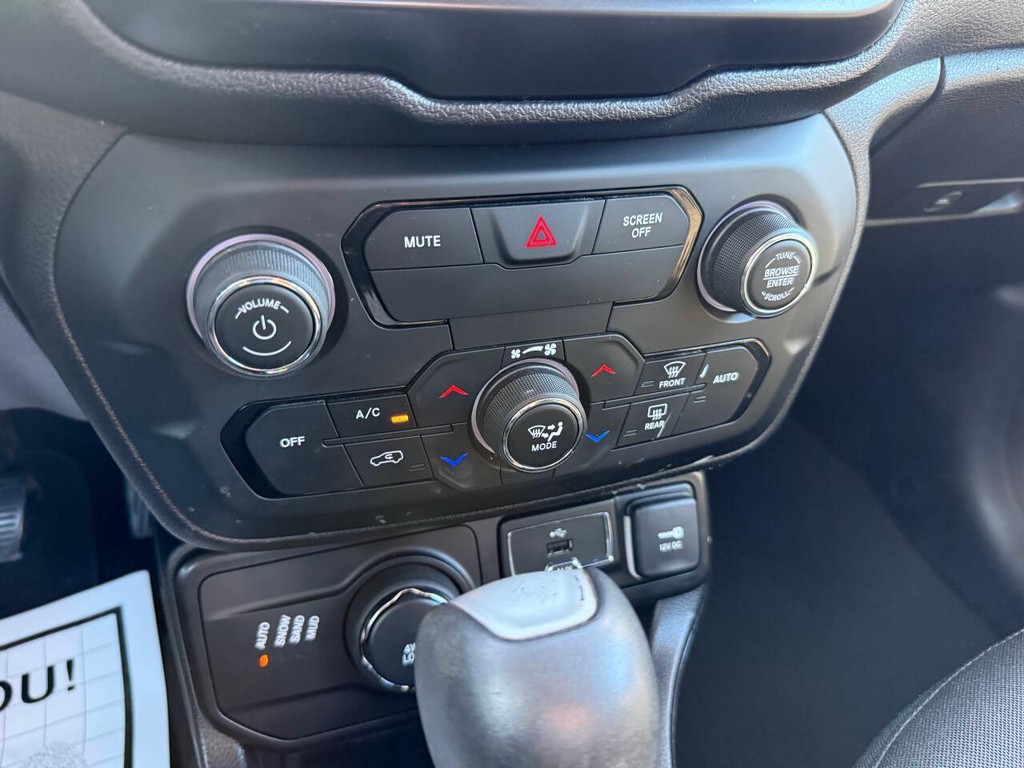 Jeep Renegade Vehicle Full-screen Gallery Image 28