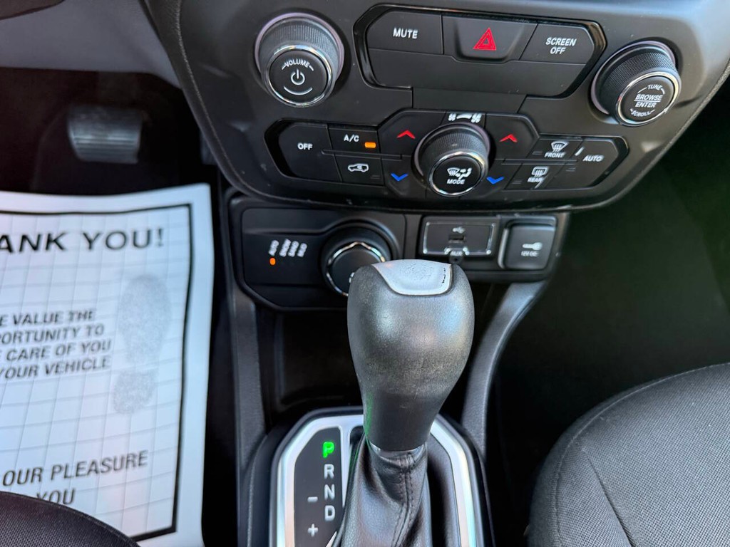 Jeep Renegade Vehicle Full-screen Gallery Image 29