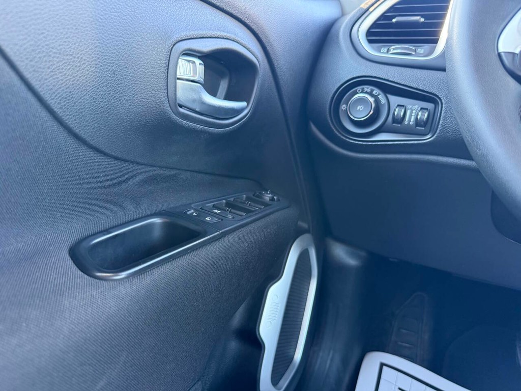 Jeep Renegade Vehicle Full-screen Gallery Image 31