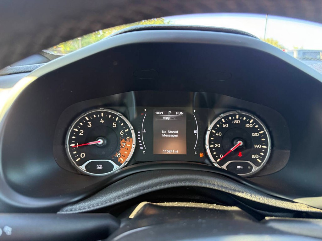 Jeep Renegade Vehicle Full-screen Gallery Image 32