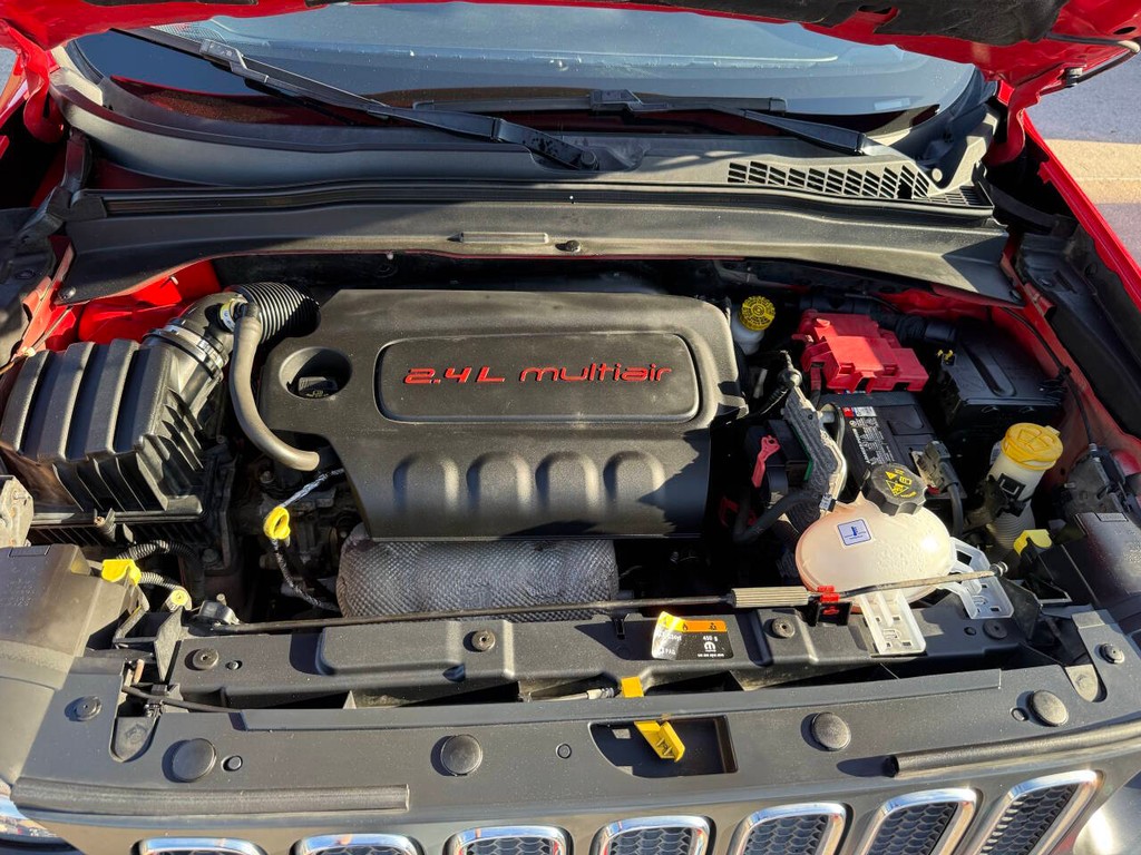 Jeep Renegade Vehicle Full-screen Gallery Image 35
