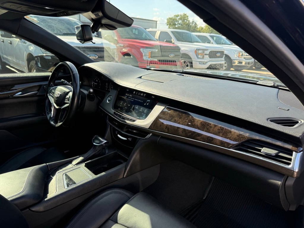 Cadillac CT6 Vehicle Full-screen Gallery Image 10