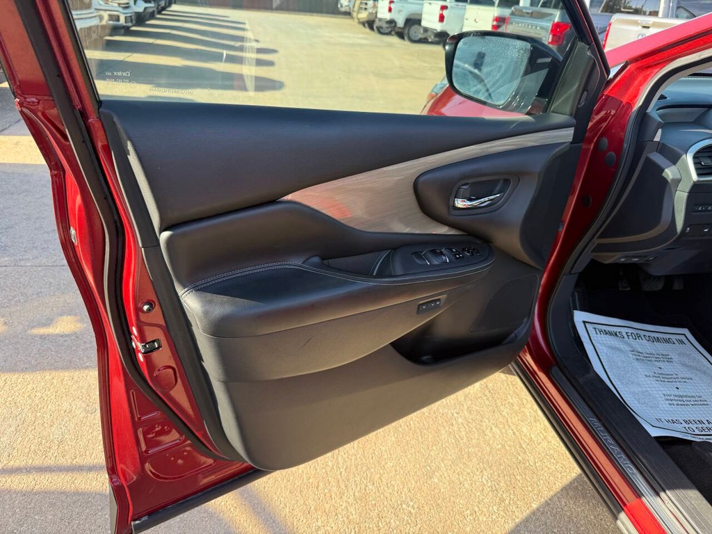 Nissan Murano Vehicle Full-screen Gallery Image 08