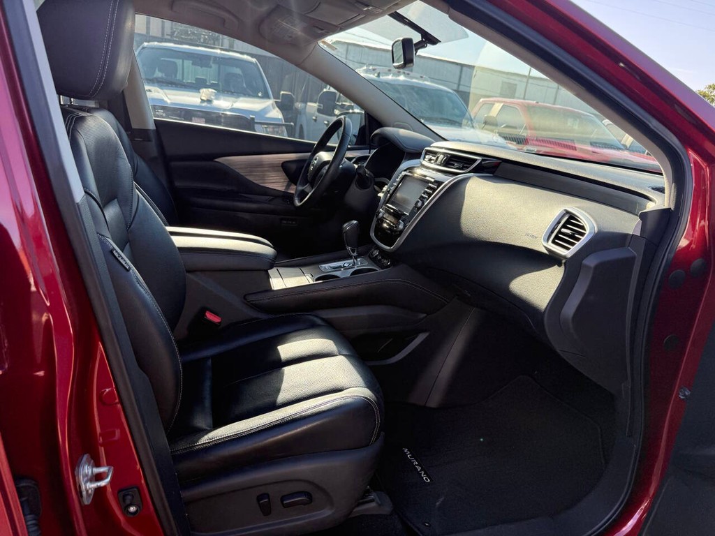 Nissan Murano Vehicle Full-screen Gallery Image 10
