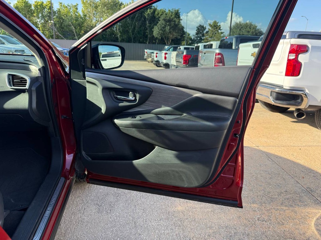 Nissan Murano Vehicle Full-screen Gallery Image 11