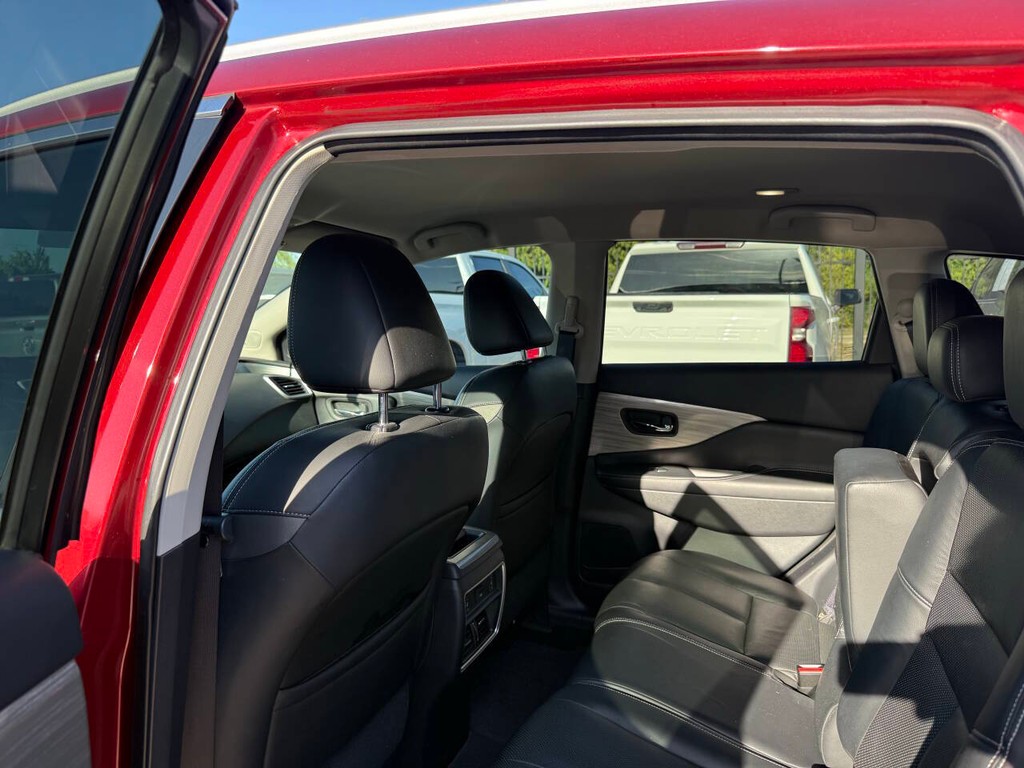 Nissan Murano Vehicle Full-screen Gallery Image 12