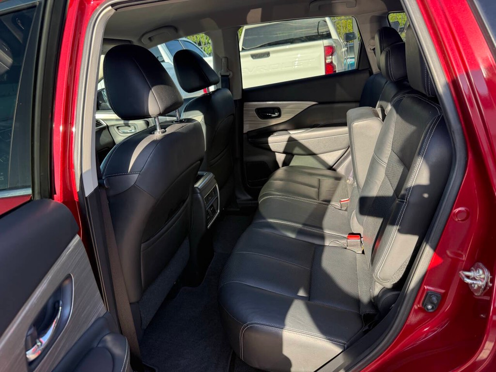 Nissan Murano Vehicle Full-screen Gallery Image 13