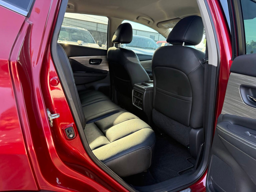 Nissan Murano Vehicle Full-screen Gallery Image 15