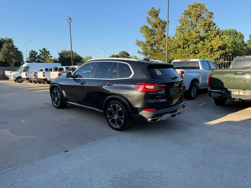 BMW X7 Vehicle Full-screen Gallery Image 04