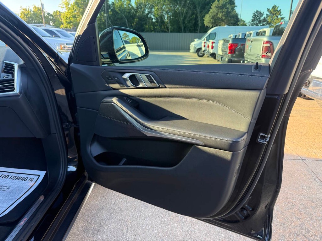 BMW X7 Vehicle Full-screen Gallery Image 11