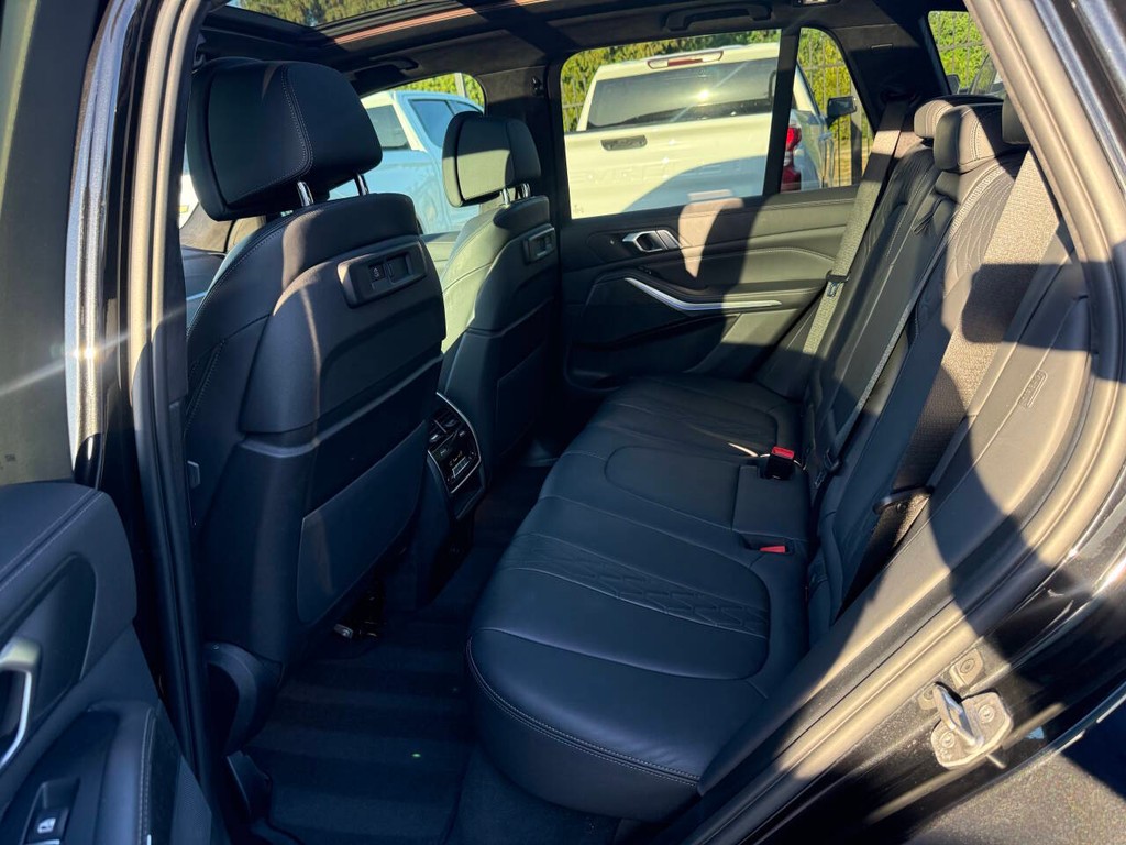 BMW X7 Vehicle Full-screen Gallery Image 13