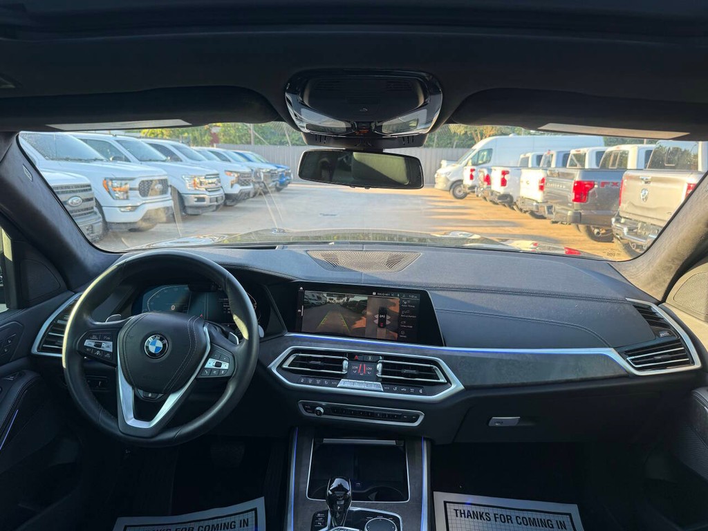 BMW X7 Vehicle Full-screen Gallery Image 17
