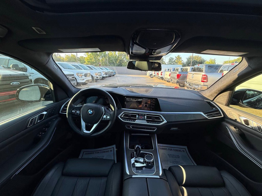 BMW X7 Vehicle Full-screen Gallery Image 18