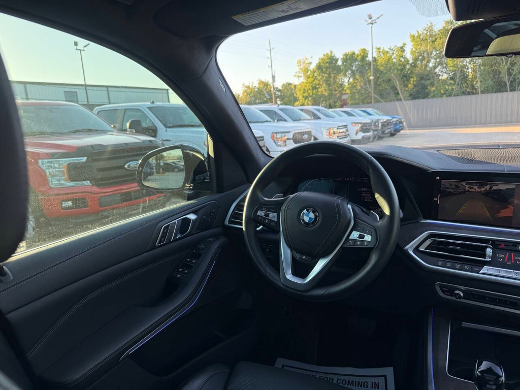 BMW X7 Vehicle Full-screen Gallery Image 19