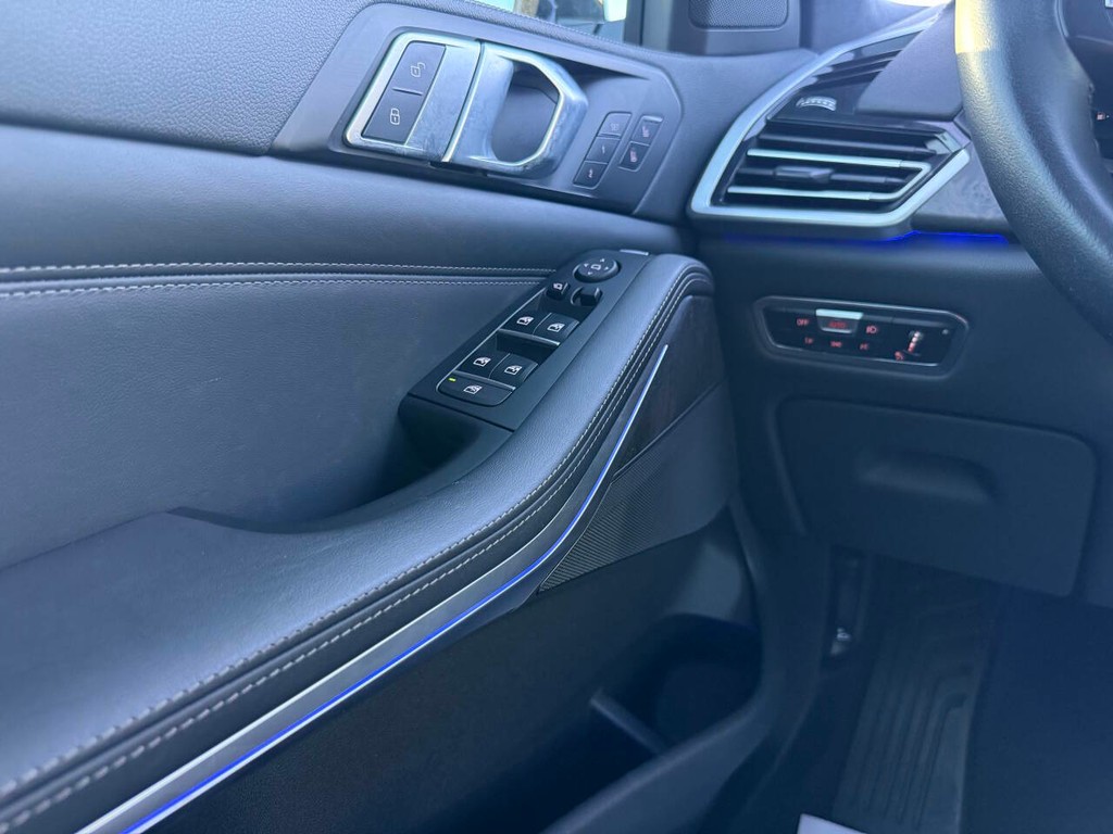BMW X7 Vehicle Full-screen Gallery Image 31
