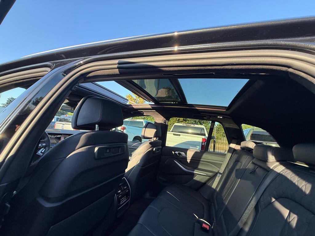 BMW X7 Vehicle Full-screen Gallery Image 33