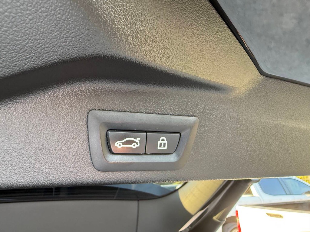 BMW X7 Vehicle Full-screen Gallery Image 40