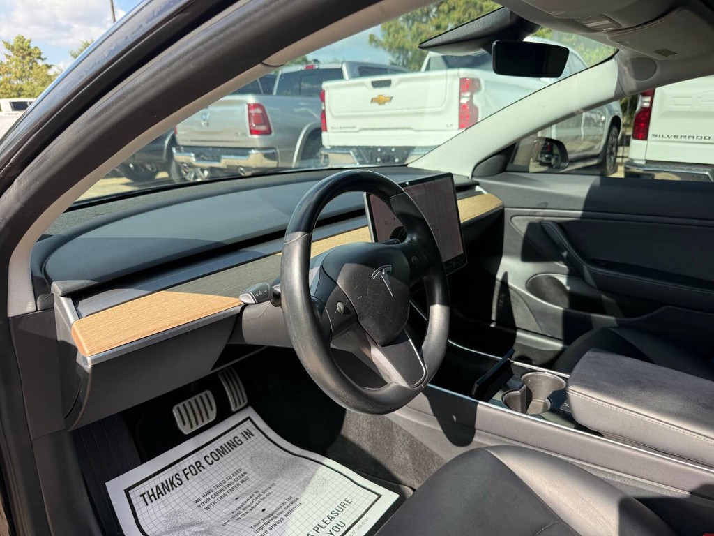 Tesla Model 3 Vehicle Full-screen Gallery Image 06