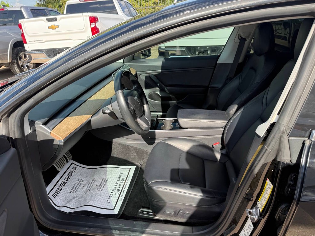 Tesla Model 3 Vehicle Full-screen Gallery Image 07
