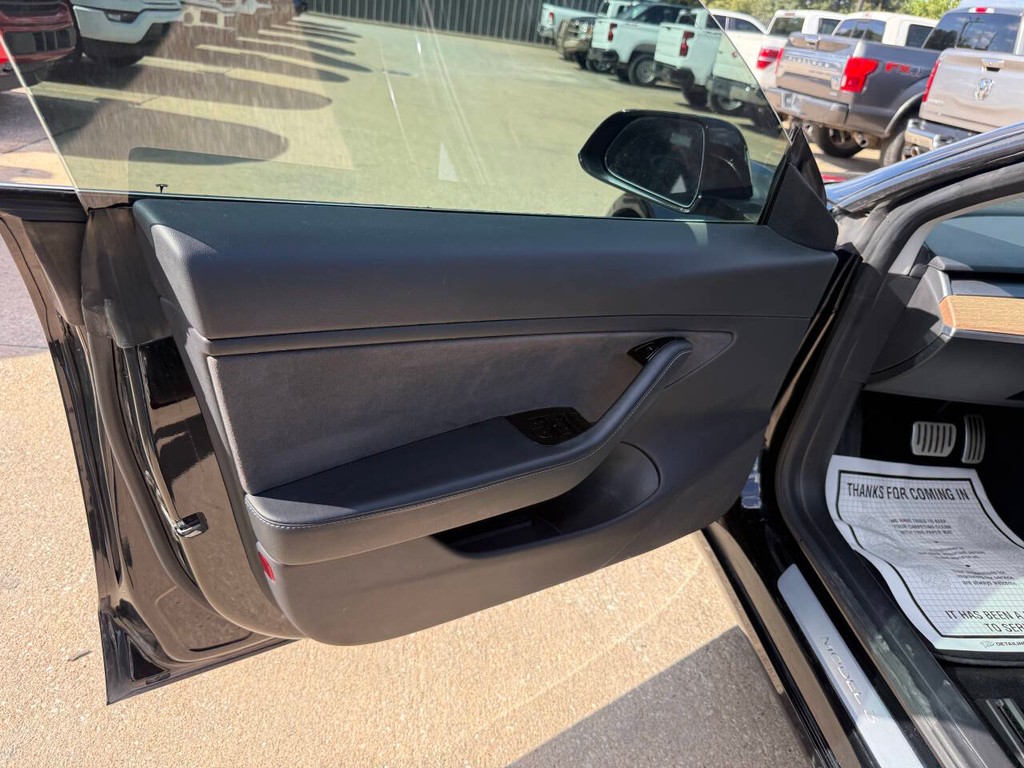 Tesla Model 3 Vehicle Full-screen Gallery Image 08