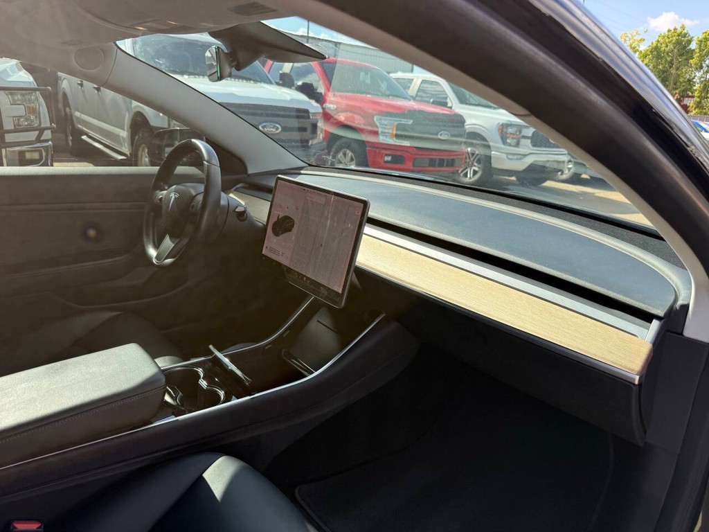 Tesla Model 3 Vehicle Full-screen Gallery Image 09