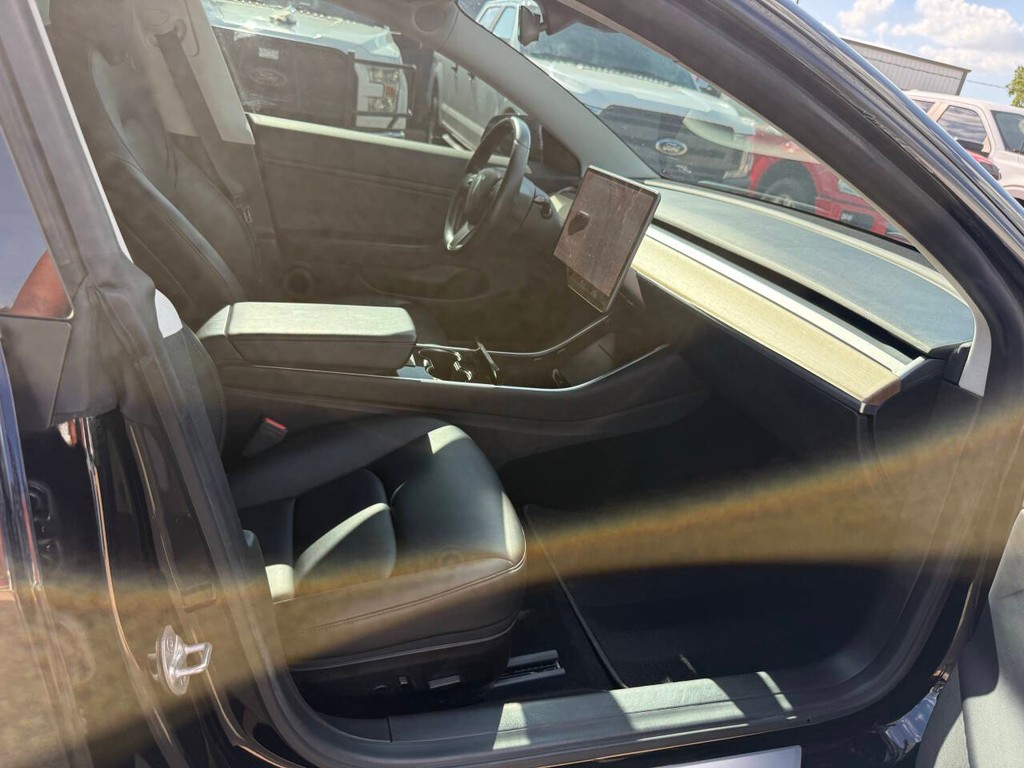 Tesla Model 3 Vehicle Full-screen Gallery Image 10