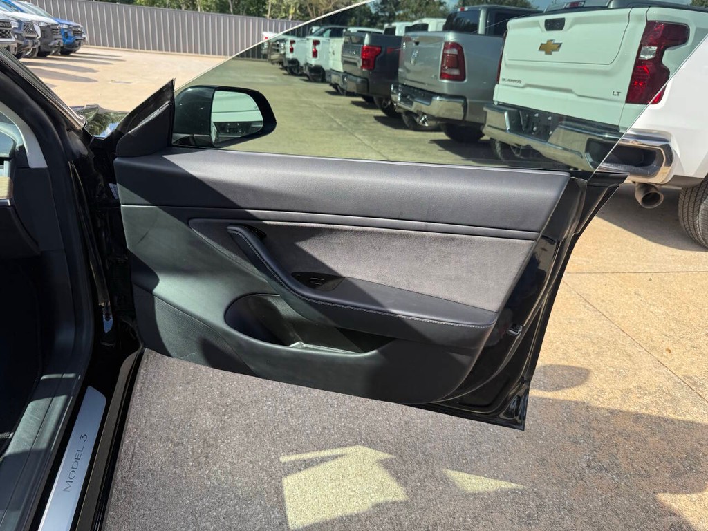 Tesla Model 3 Vehicle Full-screen Gallery Image 11