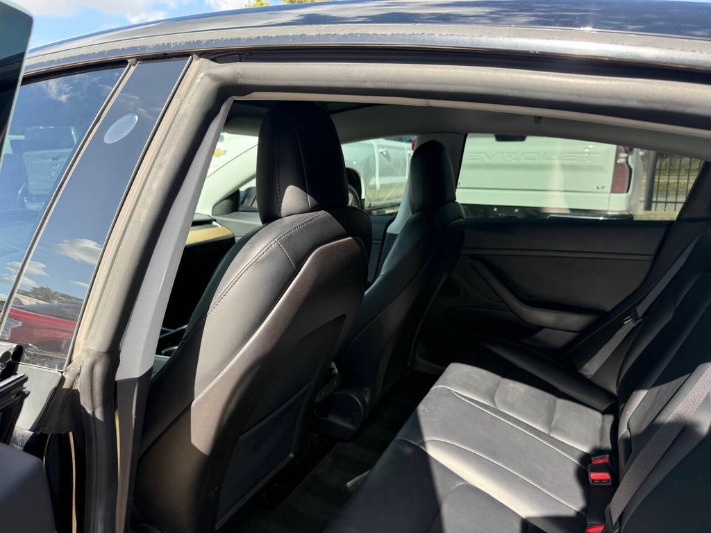 Tesla Model 3 Vehicle Full-screen Gallery Image 12