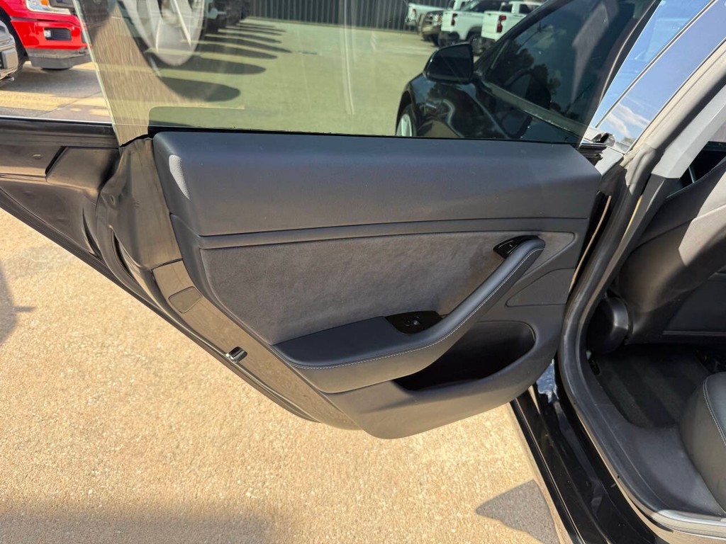 Tesla Model 3 Vehicle Full-screen Gallery Image 14