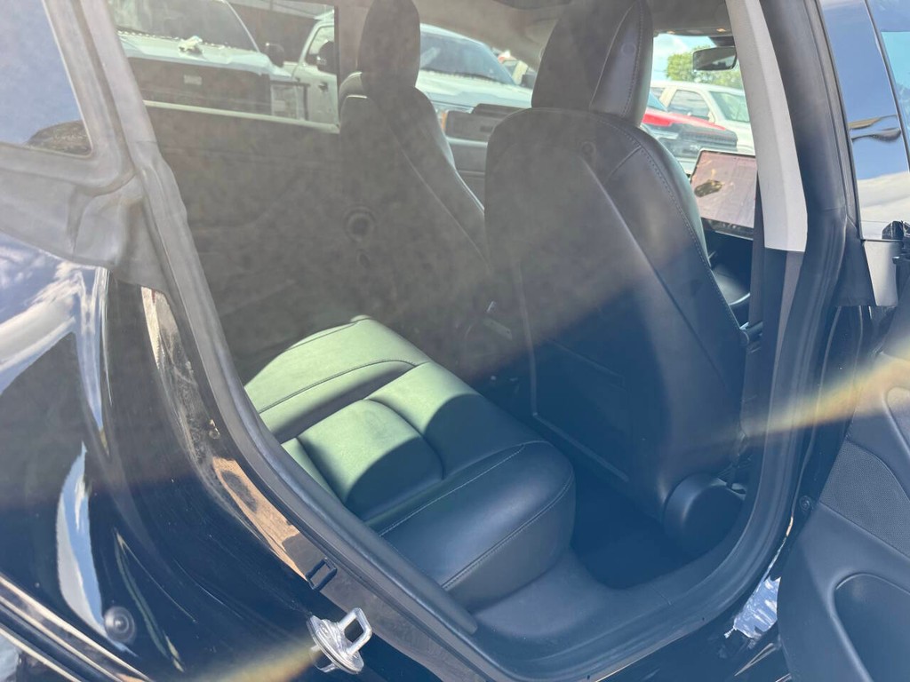 Tesla Model 3 Vehicle Full-screen Gallery Image 15