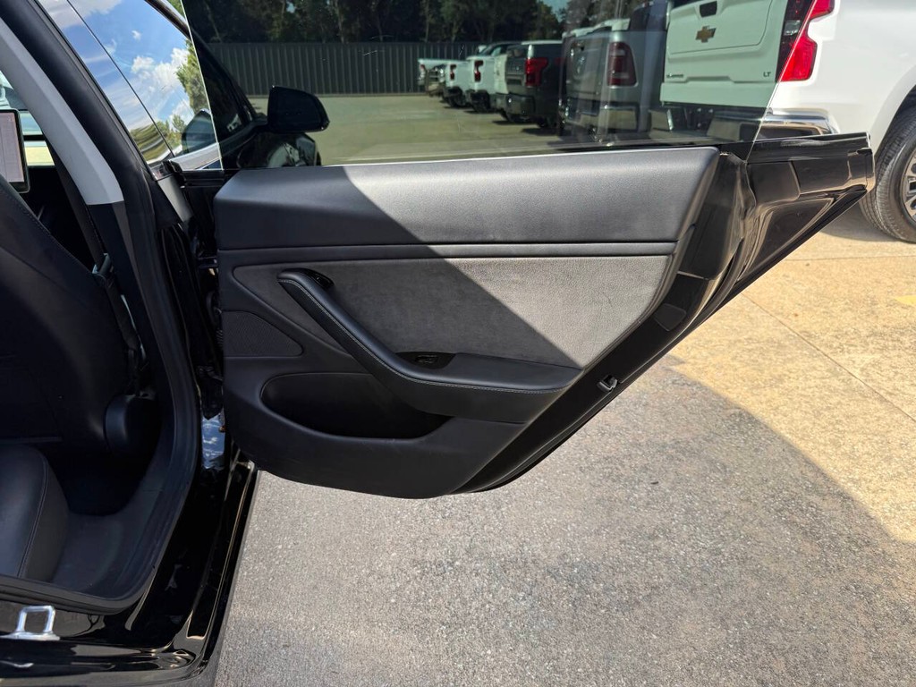 Tesla Model 3 Vehicle Full-screen Gallery Image 16