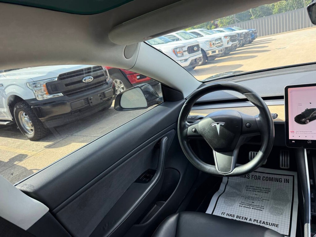 Tesla Model 3 Vehicle Full-screen Gallery Image 20