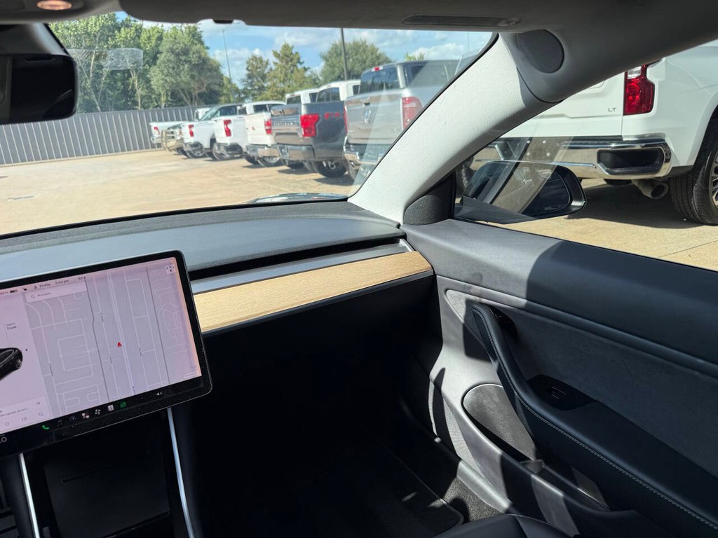 Tesla Model 3 Vehicle Full-screen Gallery Image 21