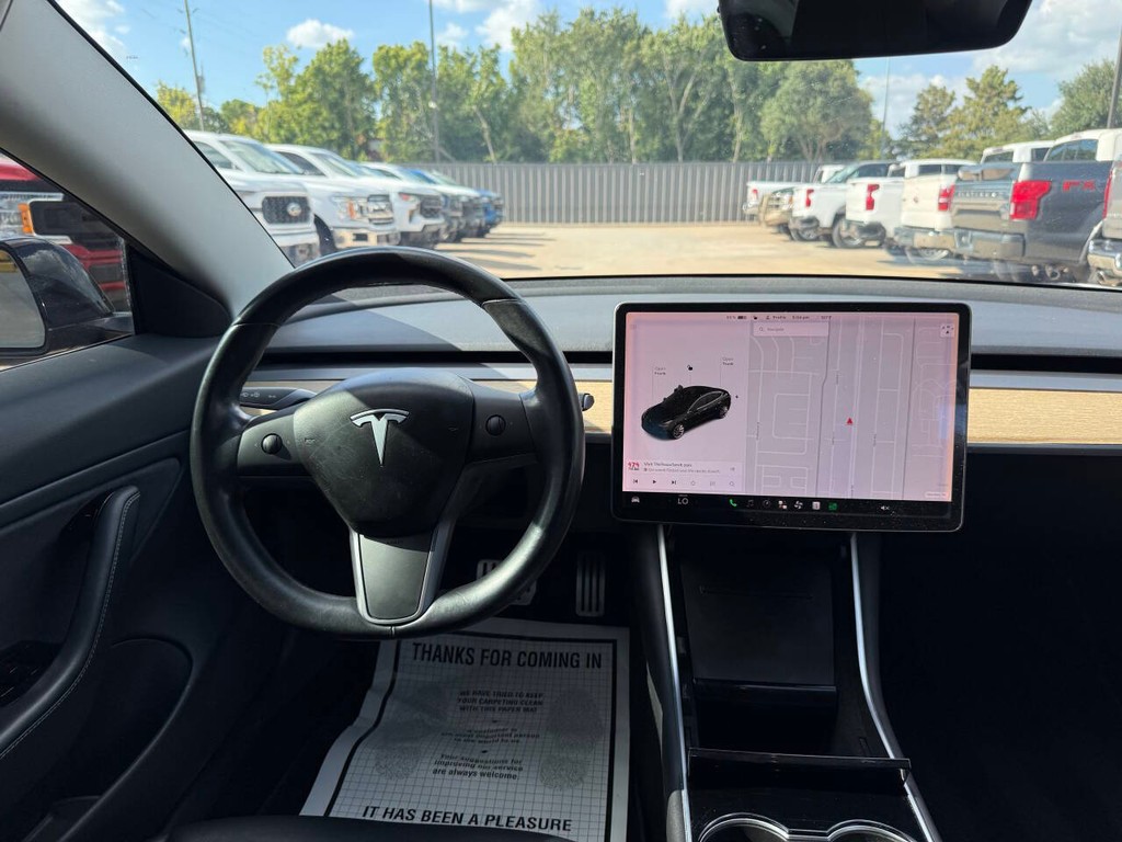 Tesla Model 3 Vehicle Full-screen Gallery Image 23