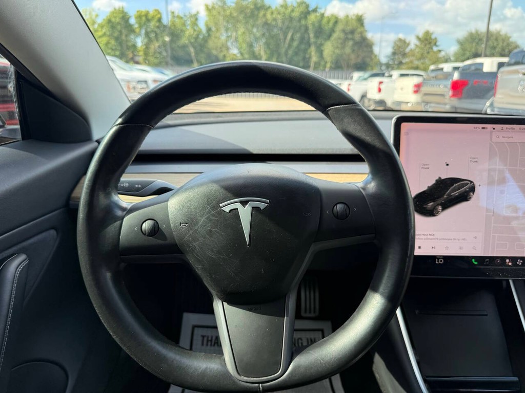 Tesla Model 3 Vehicle Full-screen Gallery Image 26