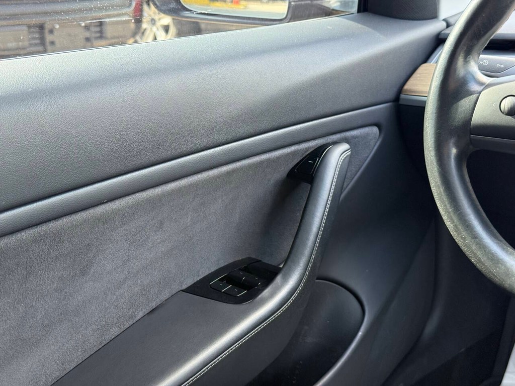 Tesla Model 3 Vehicle Full-screen Gallery Image 31