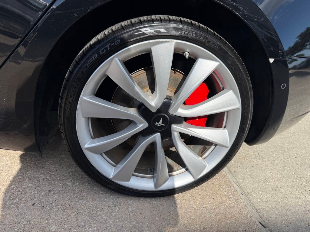 Tesla Model 3 Vehicle Full-screen Gallery Image 36