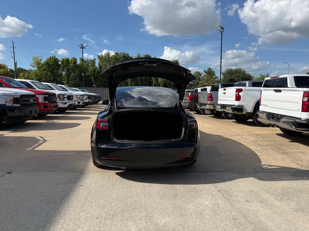 Tesla Model 3 Vehicle Full-screen Gallery Image 37