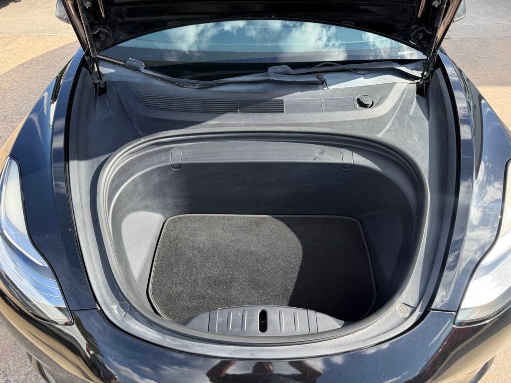 Tesla Model 3 Vehicle Full-screen Gallery Image 39