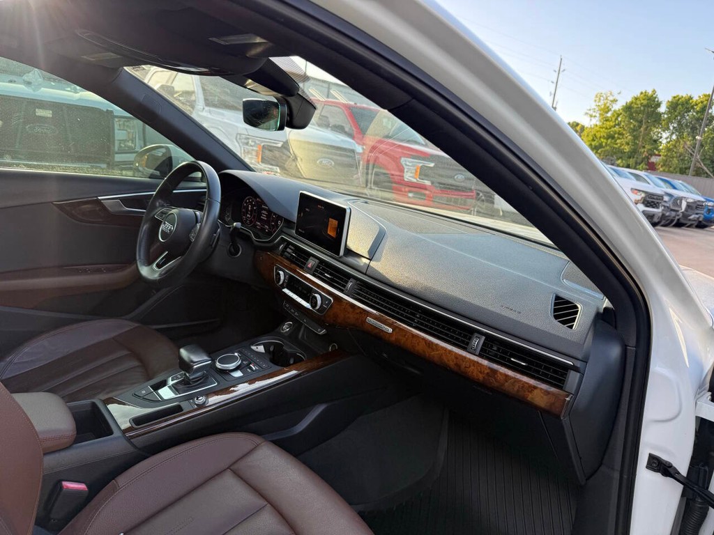 Audi A4 Vehicle Full-screen Gallery Image 09