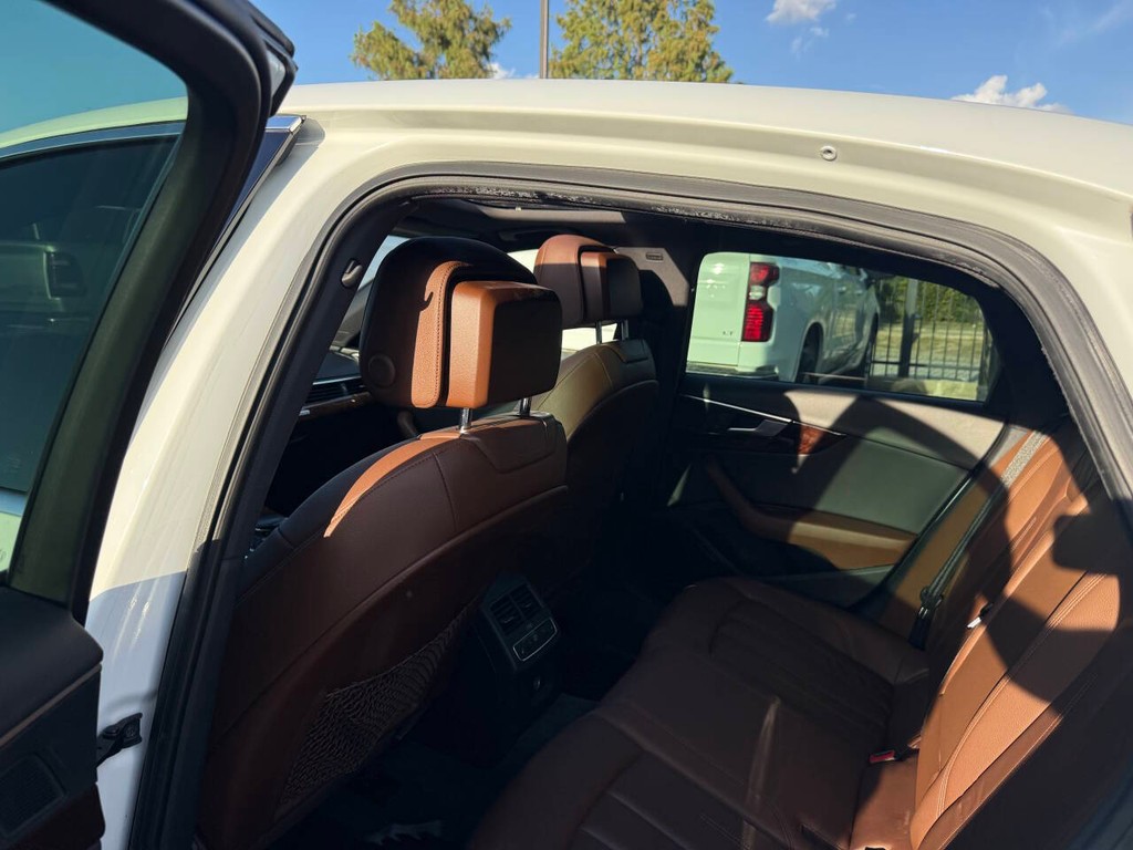 Audi A4 Vehicle Full-screen Gallery Image 12