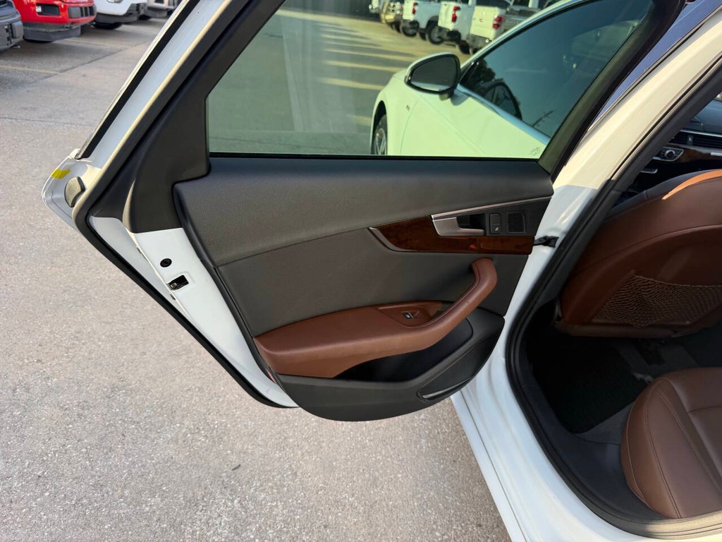Audi A4 Vehicle Full-screen Gallery Image 14