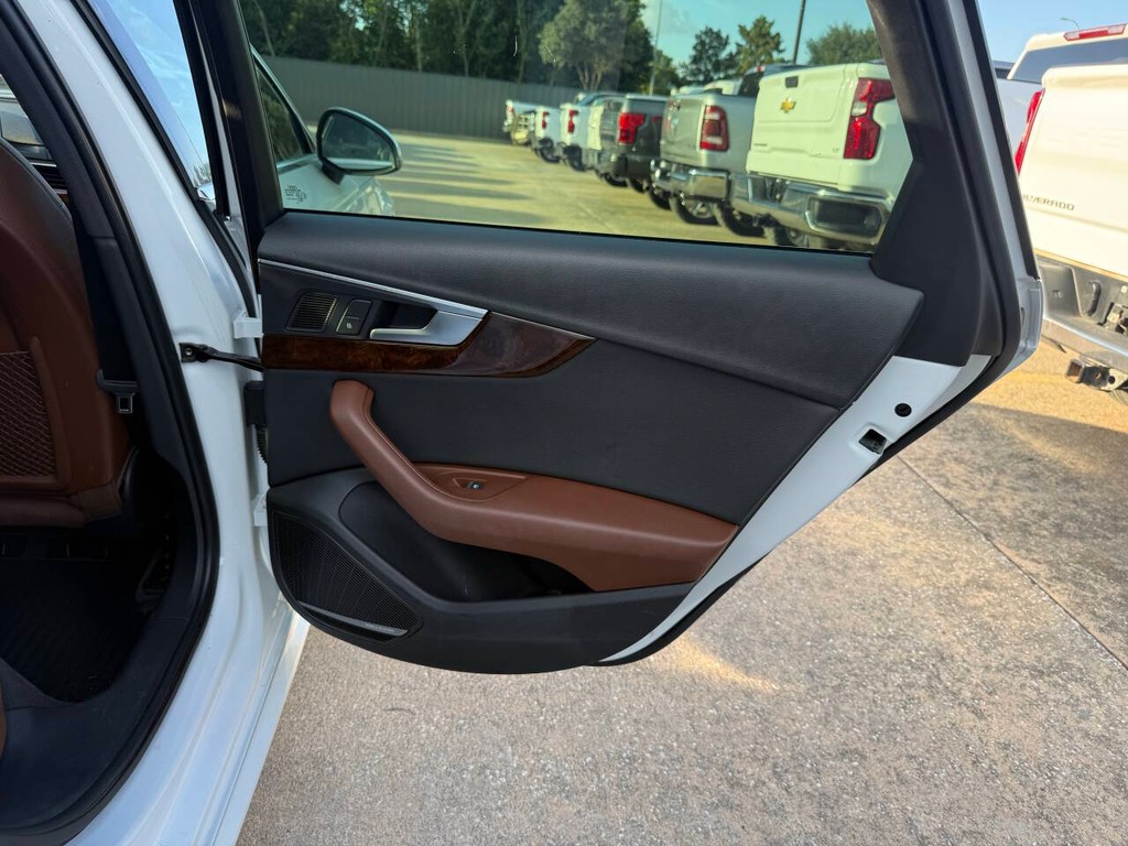 Audi A4 Vehicle Full-screen Gallery Image 16