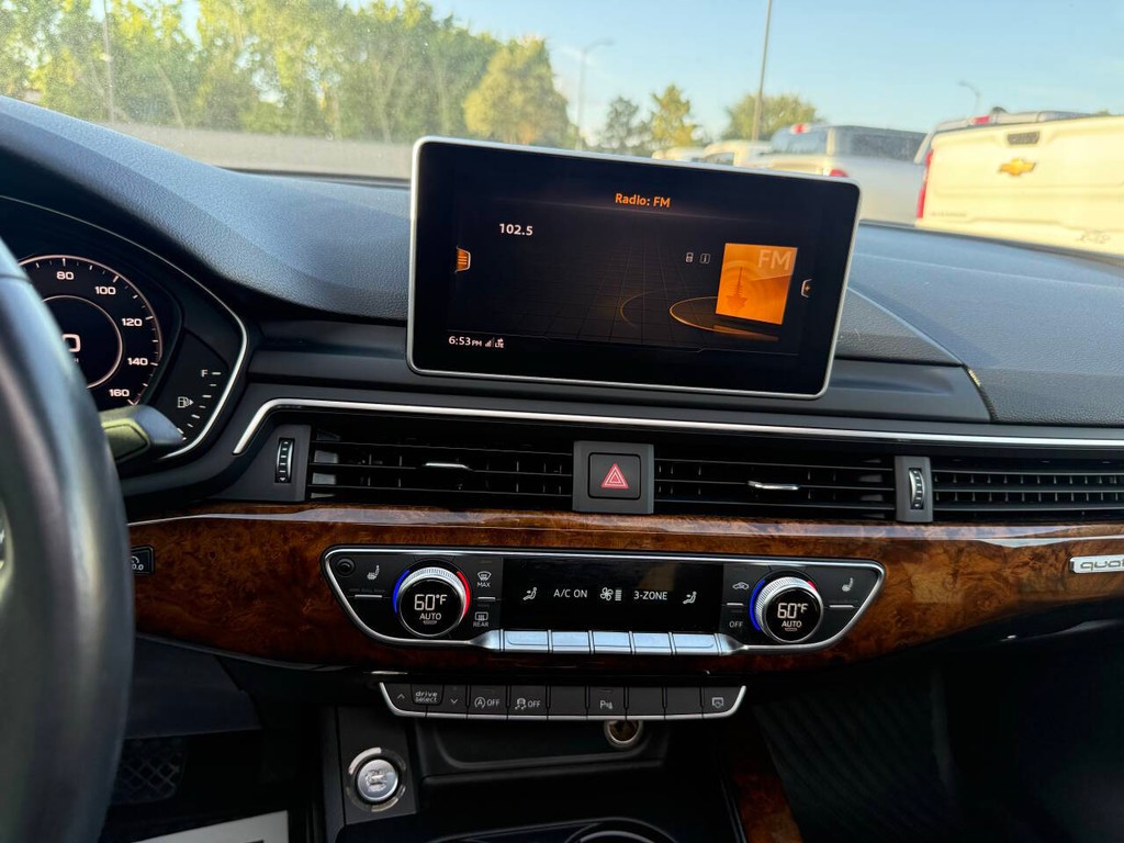 Audi A4 Vehicle Full-screen Gallery Image 25