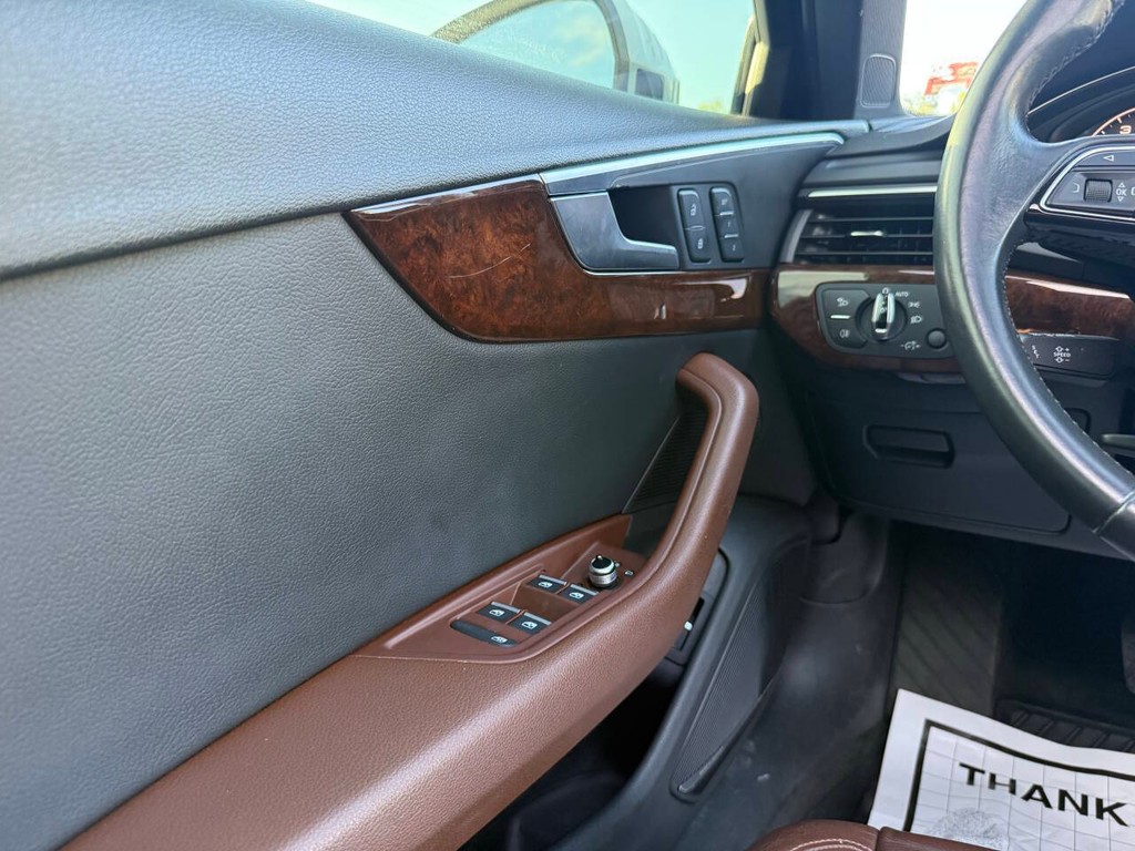 Audi A4 Vehicle Full-screen Gallery Image 33